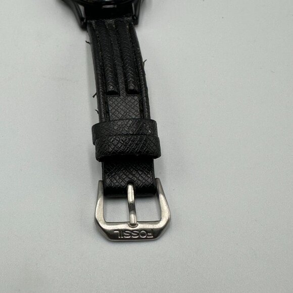 Wile E. Coyote Fossil Watch Men Black Round Dial 29MM Leather Band New Battery - Picture 7 of 15